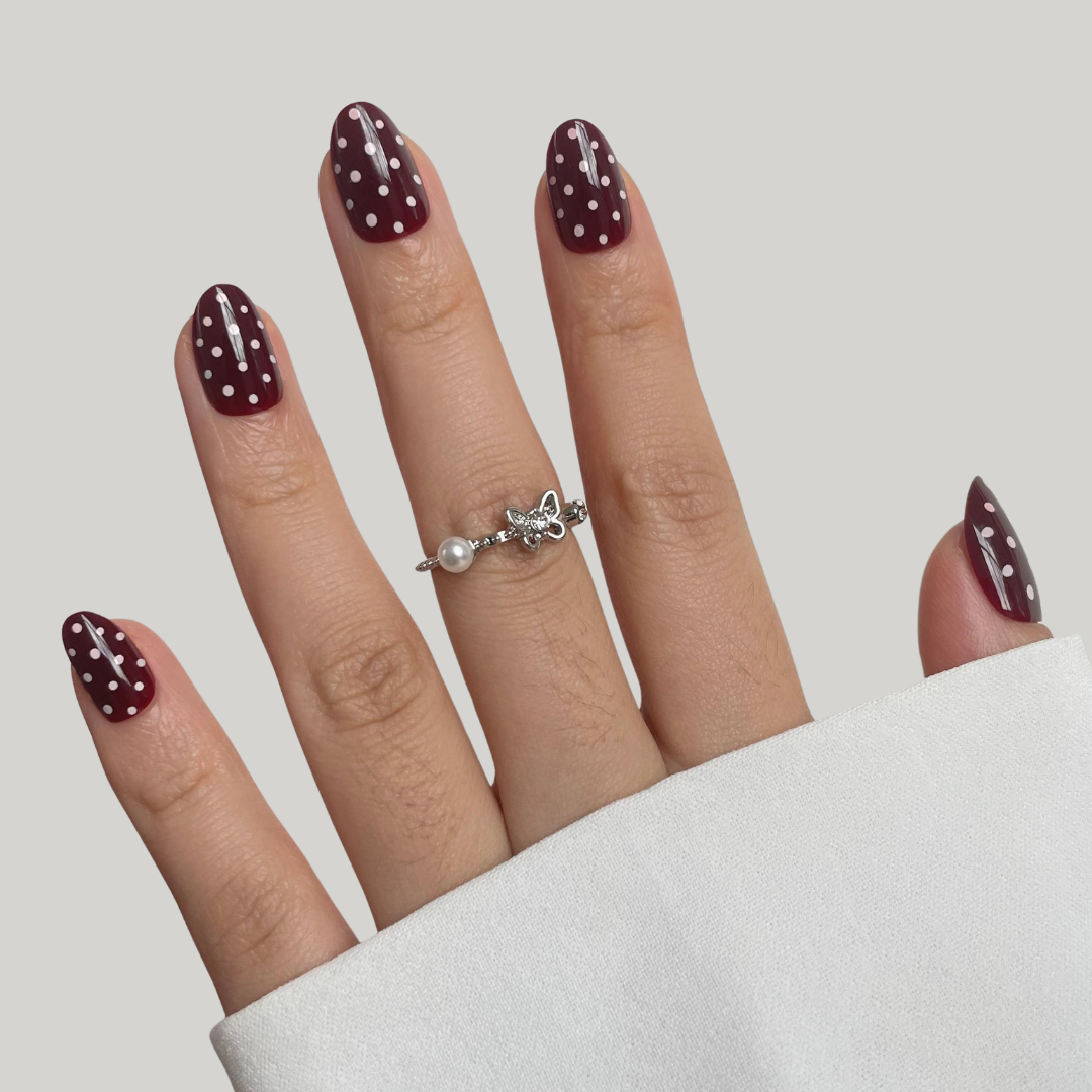 bordeaux dots nagels